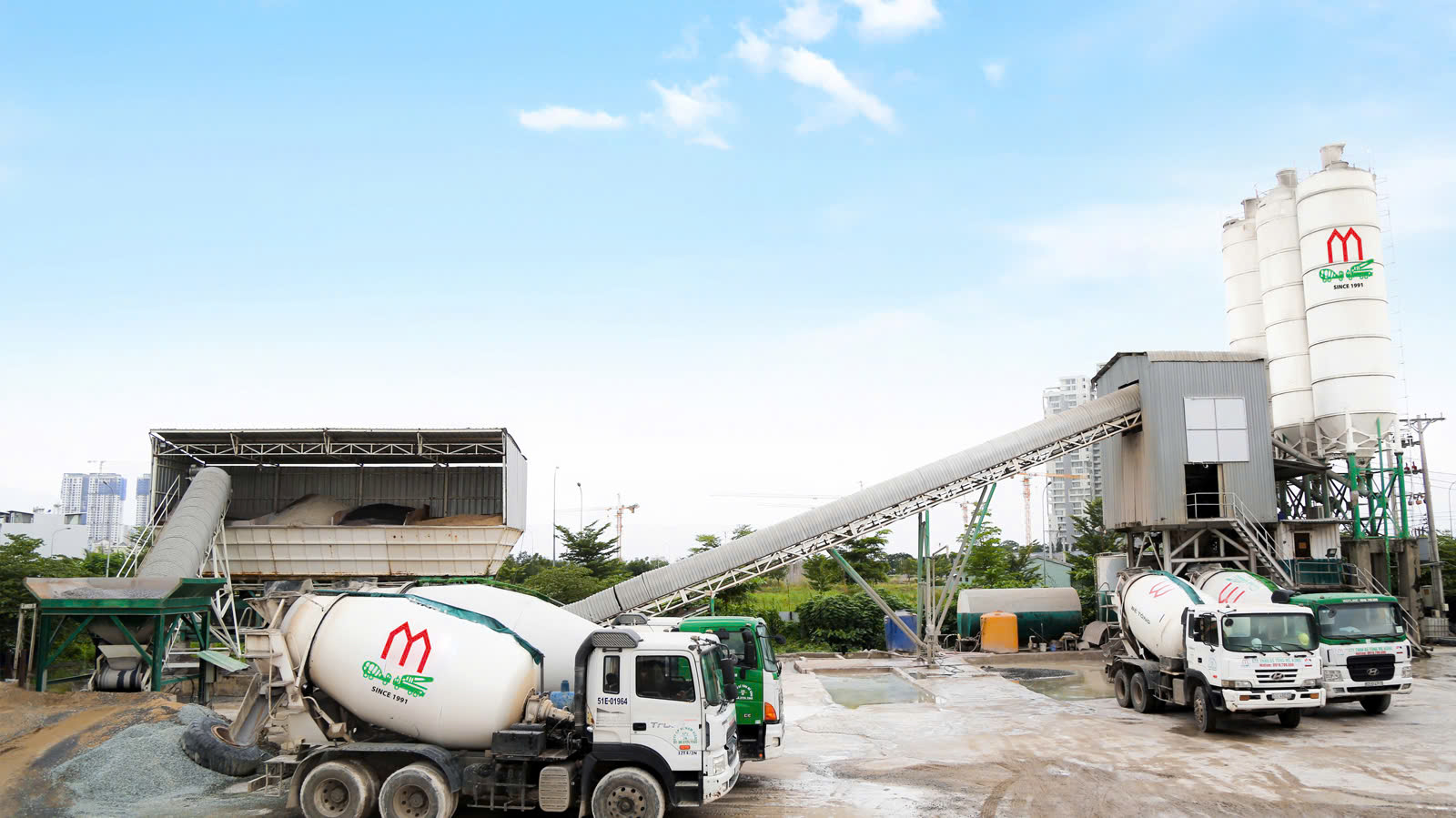 Xe bồn vận chuyển bê tông thương phẩm đến công trình